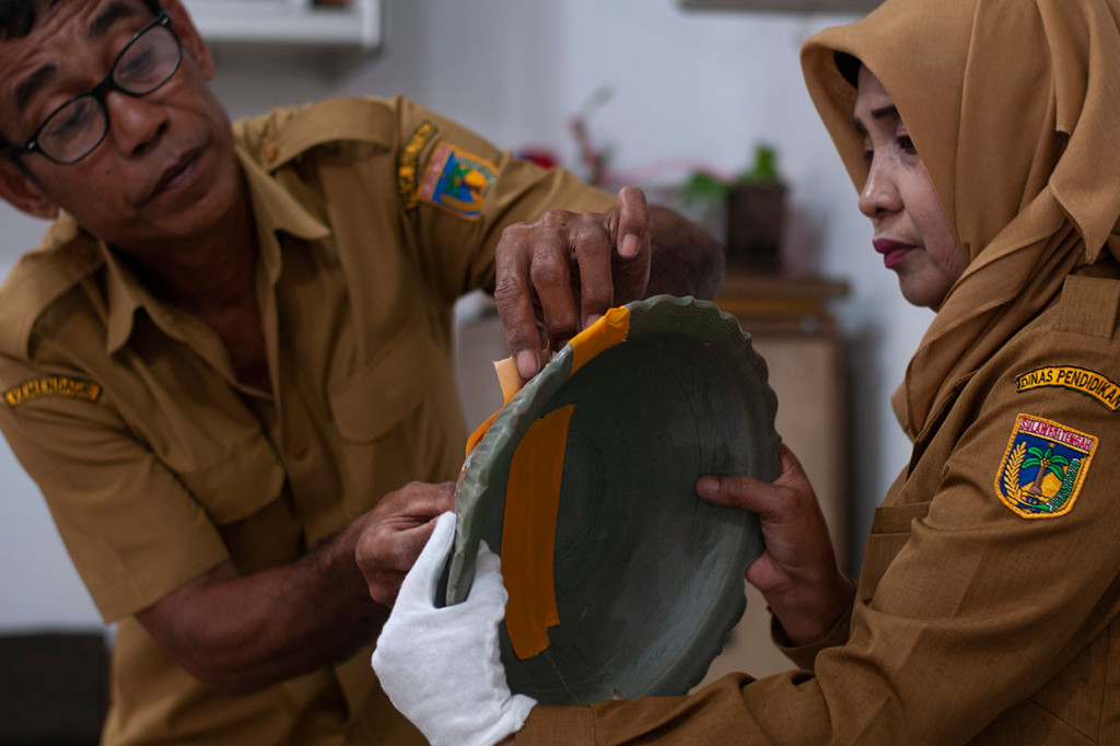 Perbaikan keramik kuno tersebut dilakukan secara hati-hati agar tidak menambah kerusakan yang telah ada.
