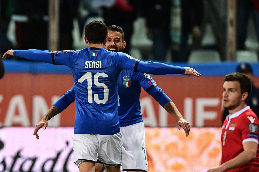 Tim muda asuhan Roberto Mancini memecah kebuntuan setelah laga berlangsung 17 menit lewat sundulan Stefano Sensi menyambut umpan silang Leonardo Spinazzola dari sisi kiri. 