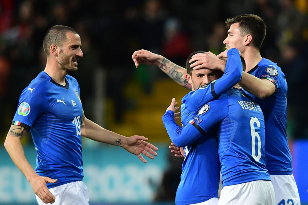 Marco Verratti menggandakan keunggulan Gli Azzurri dengan tendangan melengkung ke sisi gawang pada menit ke-32. 