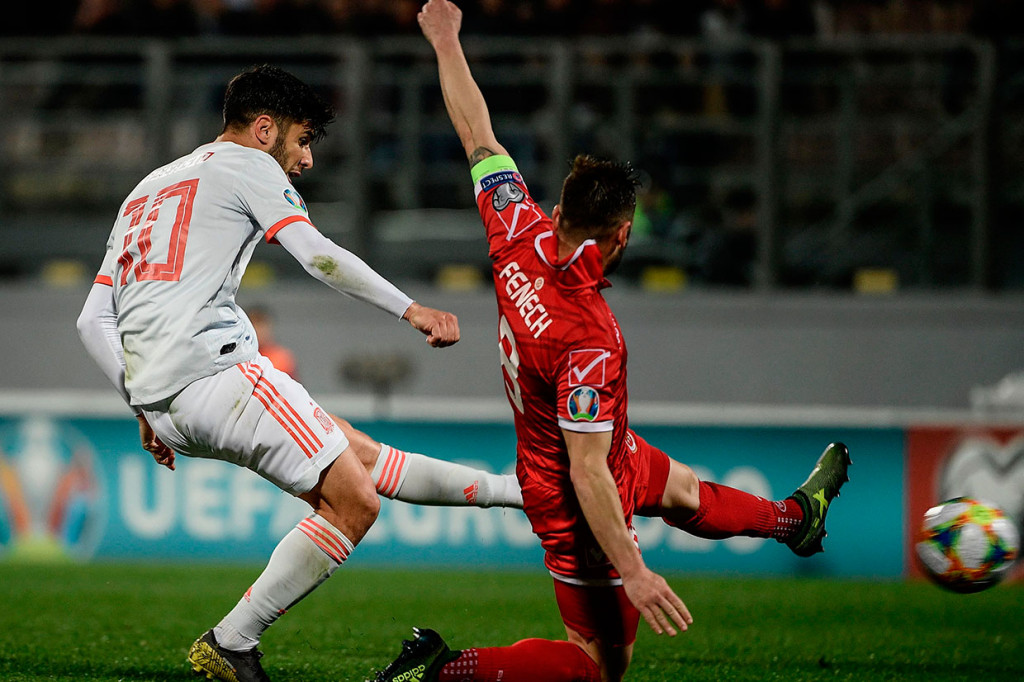 Meski bermain di kandang lawan, Italia menguasai jalannya pertandingan dan beberapa kali membahayakan gawang Malta. Namun sayang beberapa peluang dapat dimentahkan Barisan pertahanan tuan rumah.