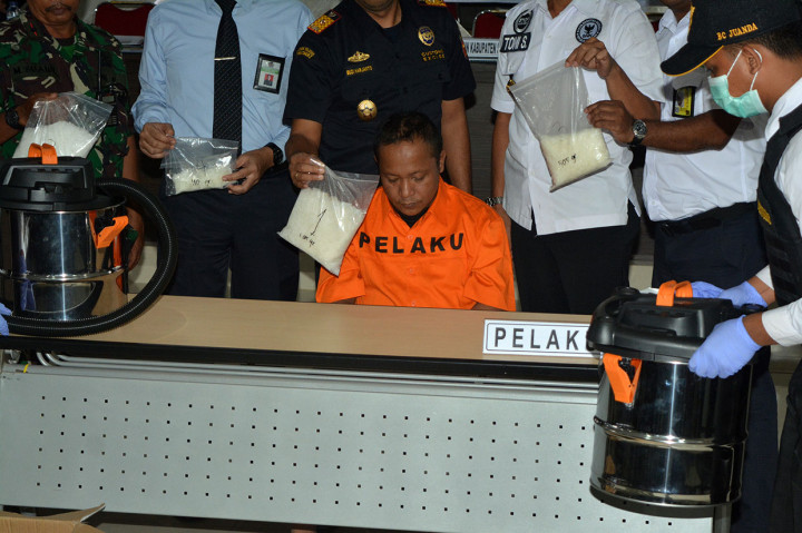 Petugas menunjukkan tersangka dengan barang bukti narkoba jenis sabu saat ungkap kasus di Kantor Direktorat Jenderal Bea dan Cukai Wilayah Jawa Timur I, Juanda, Sidoarjo, Jawa Timur, Rabu, 27 Maret 2019. Antara Foto/Umarul Faruq