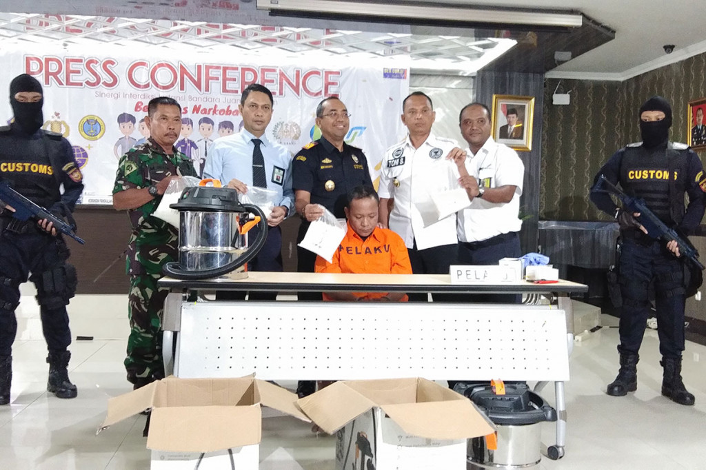 Kepada petugas tersangka mengaku bahwa barang tersebut merupakan titipan seseorang di Malaysia dan akan diambil orang lain di Bandara Juanda.