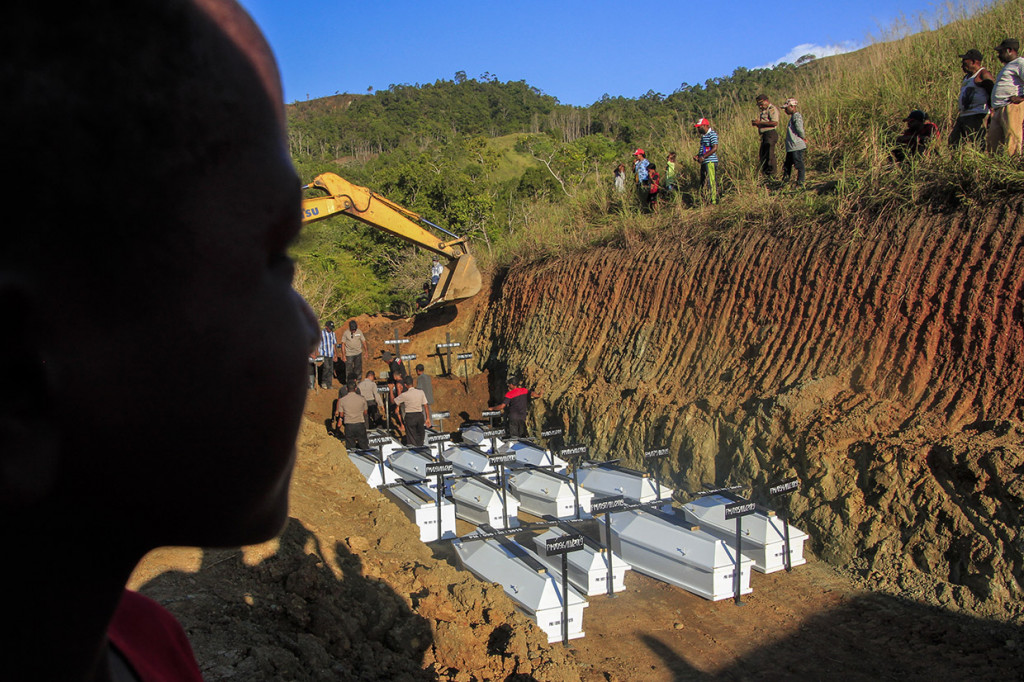 Sebanyak 20 jenazah yang belum teridentifikasi dikuburkan secara massal.