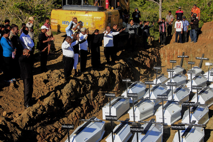 Dari 20 jenazah tersebut, 6 di antaranya anak-anak. Keseluruhan jenazah yang dimakamkan massal ini akibat sejak ditemukan pada beberapa waktu lalu pascabanjir bandang terjadi, jenazah urung teridentifikasi.