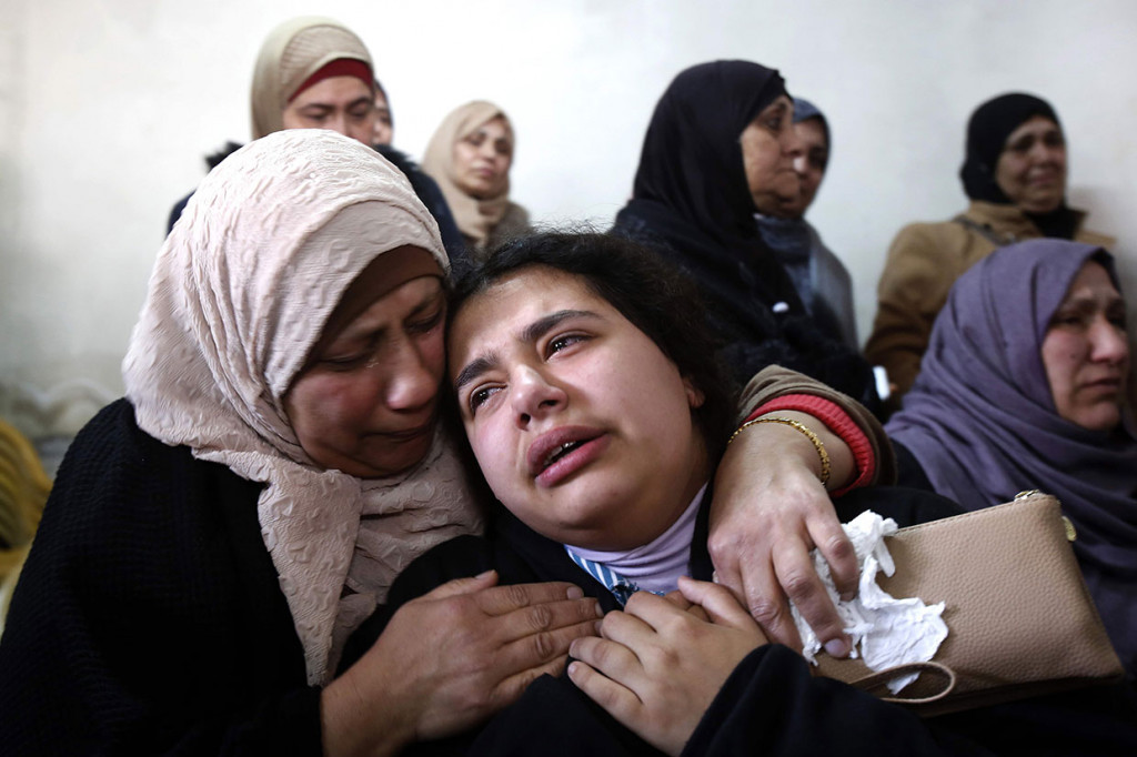 Seorang kerabat menangisi kepergian Sajid Muzher untuk selama-lamanya.