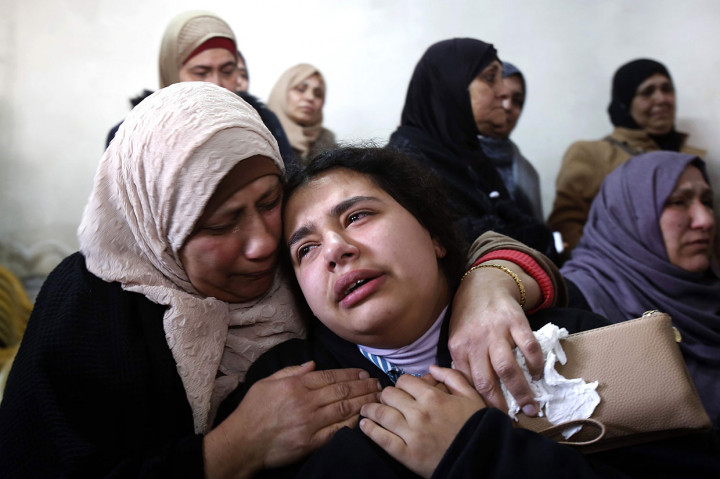 Seorang kerabat menangisi kepergian Sajid Muzher untuk selama-lamanya.