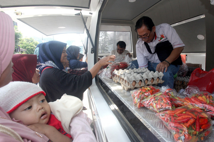 Kementerian Pertanian menggelar Pasar Murah melalui Toko Tani Indonesia dalam rangka menstabilkan harga pangan pokok, dengan menjual beras seharga Rp8.800 per kg, bawang merah Rp.23.000 per kg, cabai merah Rp.24.000 per kg dan daging sapi beku Rp.75.000 per kg. 
