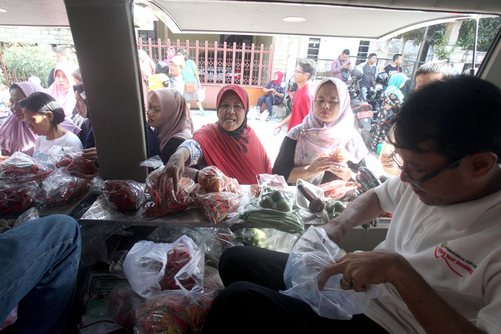 Warga terlihat antusias dengan adanya pasar murah tersebut.
