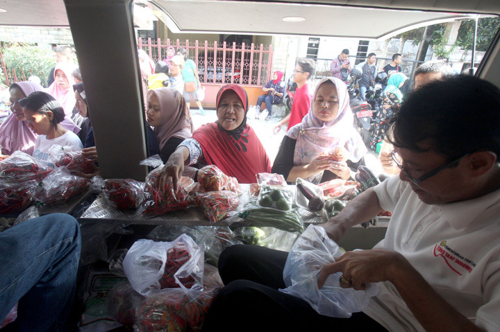 Warga terlihat antusias dengan adanya pasar murah tersebut.
