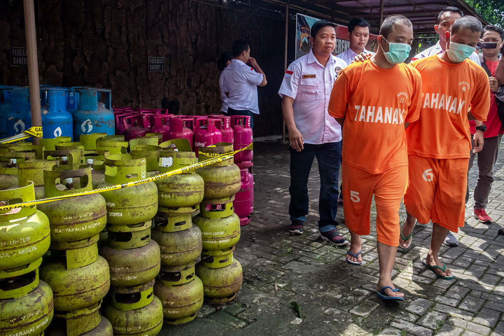 Dalam pengungkapan kasus tersebut Polda Jateng meringkus tiga tersangka dari tiga lokasi yakni di Semarang, Boyolali, dan Sukoharjo, serta menyita ratusan tabung elpiji dari tiga berat dan jenis ukuran yang berbeda.