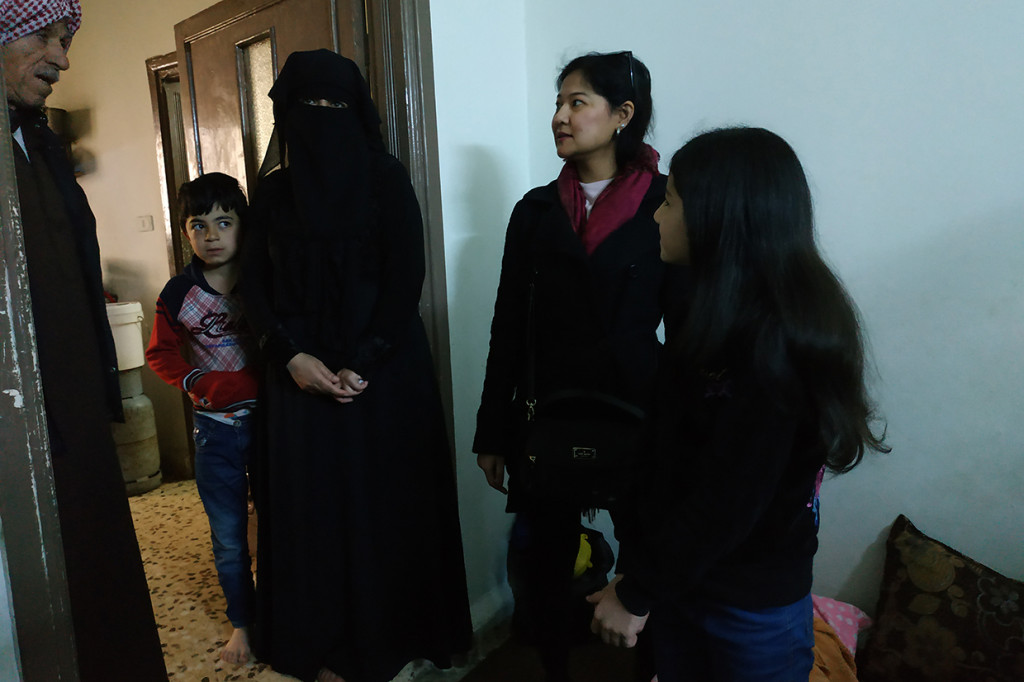 Miffeh, 35, perempuan Suriah ini rela menempuh ratusan kilometer untuk mengungsi ke wilayah Adjlun, Yordania setelah nyawa sang suami terenggut. Ia bersama dua anak, satu adik dan orang tuanya pergi meninggalkan Suriah pada 2012 lalu. Beruntung Miffeh bersama 1,3 juta pengungsi Suriah lainnya diterima di Yordania. 