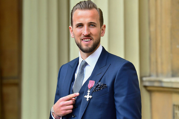 Bintang Tottenham Hotspur sekaligus kapten tim nasional Inggris, Harry Kane menunjukkan medali kehormatan Order of the British Empire (MBE) yang baru saja dia terima di Istana Buckingham, London, Kamis, 28 Maret waktu setempat. 