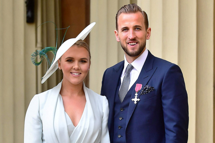 Medali kehormatan tersebut diserahkan oleh Pangeran William yang juga merupakan Presiden Asosiasi Sepak Bola Inggris (FA).    