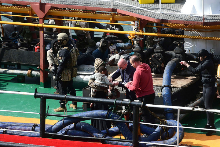 Pasukan Bersenjata Malta (AFM) menyatakan telah berkomunikasi dengan kapten kapal saat berada di 30 mil dari Malta. Kapten berulangkali menyatakan tidak memegang kendali atas kapal tersebut. Ia bersama kru dipaksa dan diancam oleh sejumlah migran untuk melanjutkan perjalanan menuju Malta, kata AFM.