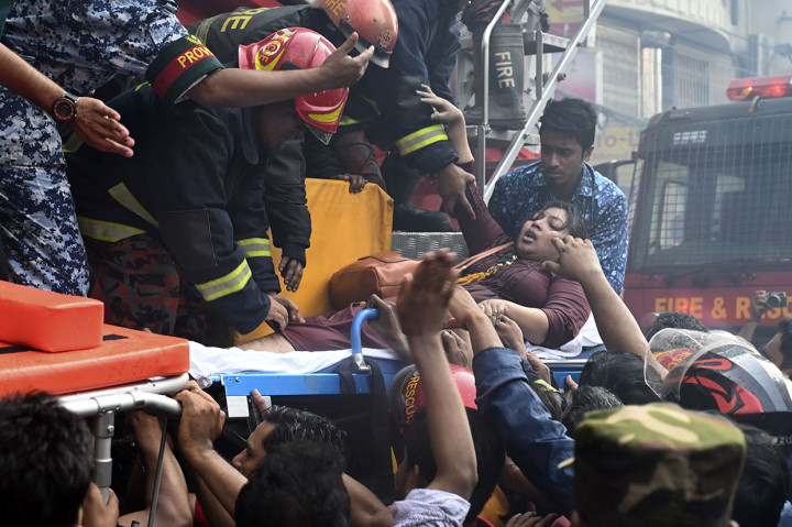 Para korban kebakaran langsung dilarikan ke rumah sakit di seluruh Dhaka untuk mendapat penanganan lebih lanjut.