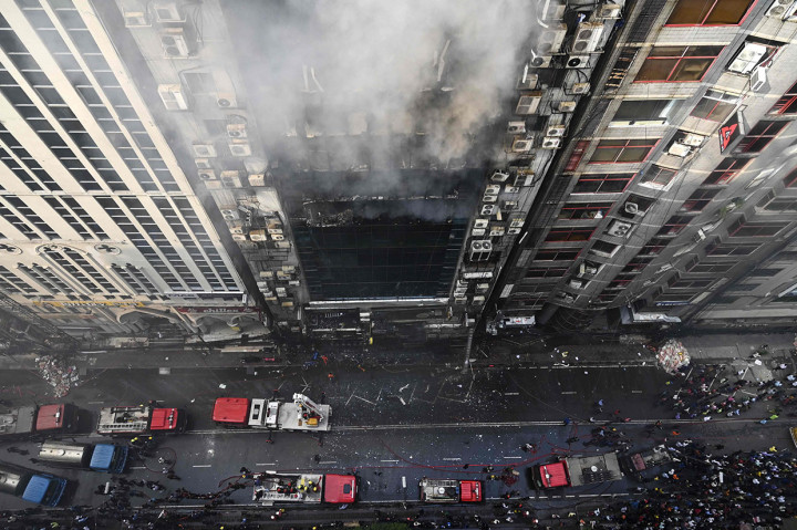 Belum diketahui penyebab kebakaran di bangunan yang berada di daerah Banani tersebut.