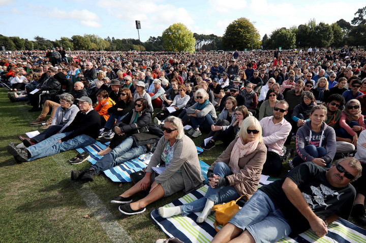 Puluhan ribu orang dari berbagai latar belakang menghadiri acara perkabungan nasional untuk para korban serangan teror di dua masjid di Christchurch, di North Hagley Park, Jumat, 29 Maret 2019.