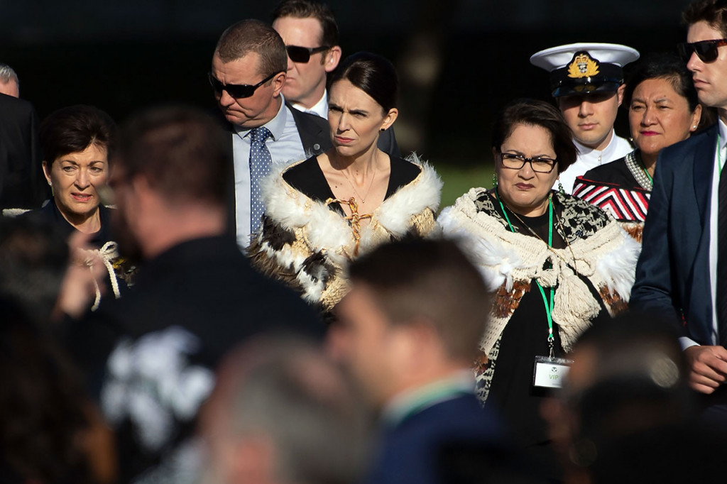 Mengenakan jubah tradisional Maori, Perdana Menteri Selandia Baru Jacinda Ardern termasuk di antara mereka yang berdiri diam dengan kepala tertunduk saat nama-nama 50 korban tewas dibacakan.
