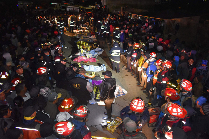 Petugas pemadam kebakaran mengevakuasi korban tewas setelah truk menyeruduk kerumunan orang di Nahuala, Solola, sekitar 160 km sebelah barat Guatemala City, Rabu, 27 Maret 2019 malam waktu setempat.