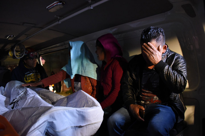 Kecelakaan tersebut terjadi setelah truk menabrak sekumpulan orang yang tengah memeriksa satu korban yang telah ditabrak mobil di jalan raya tanpa penerangan lampu.