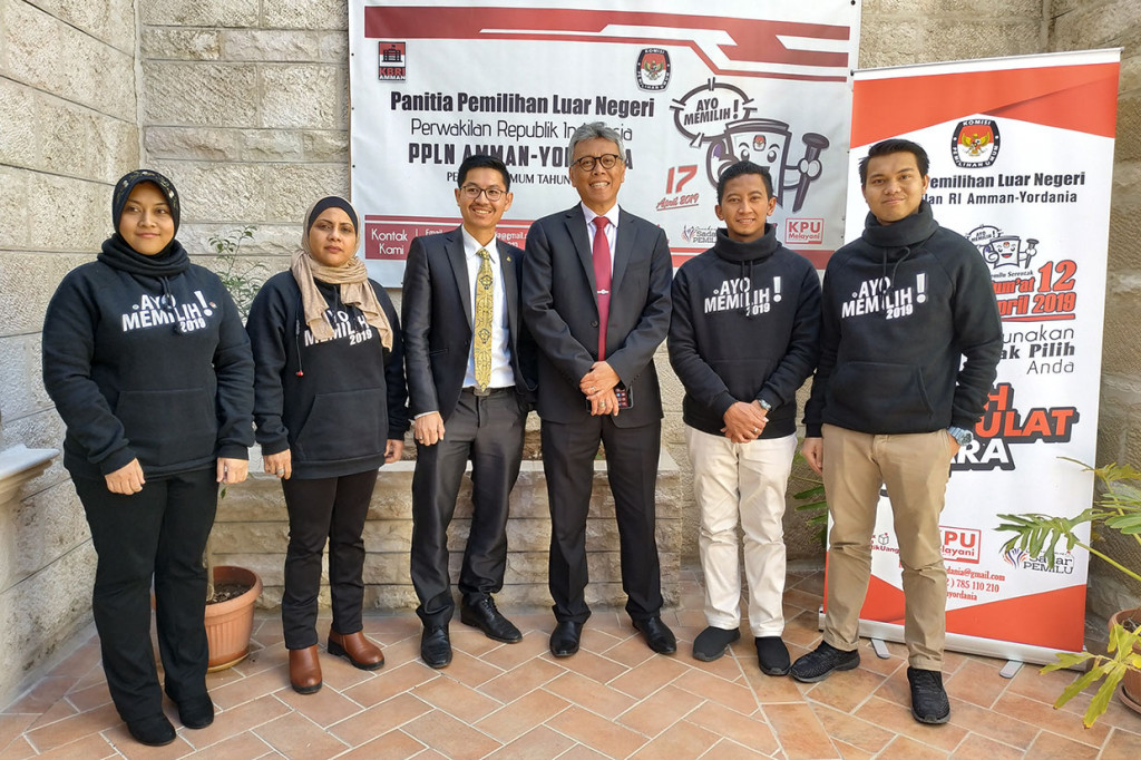 WNI yang berdomisili di kota Amman akan memberikan suaranya di dua TPS di Wisma Kedubes RI Amman pada 14 April 2019.  Sementara 21 WNI yang berdomisili di luar kota Amman akan melakukan pemungutan suara melalui POS pada 17 April 2019 bersamaan dengan Pemungutan dan Penghitungan Suara di dalam negeri. Kemudian Pemungutan Suara melalui KSK (Kotak Suara Keliling) dilakukan di Aqobah.