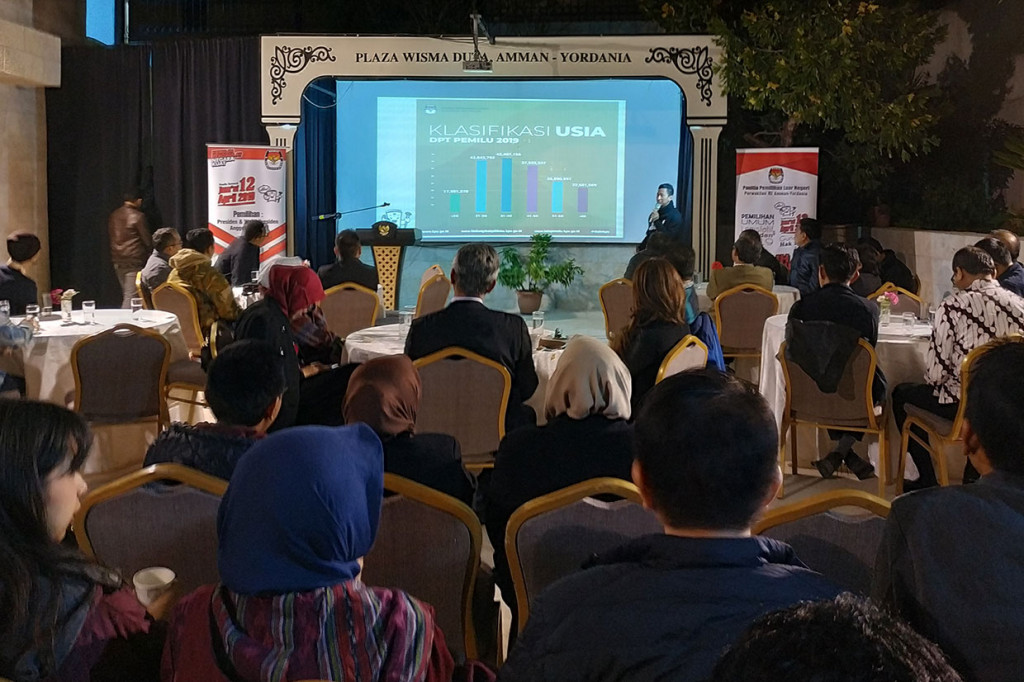 Puluhan WNI yang berada di Yordania mengikuti sosialisasi pelaksanaan Pemilu Serentak 2019 di Amman, Kamis, 28 Maret 2019 waktu setempat.