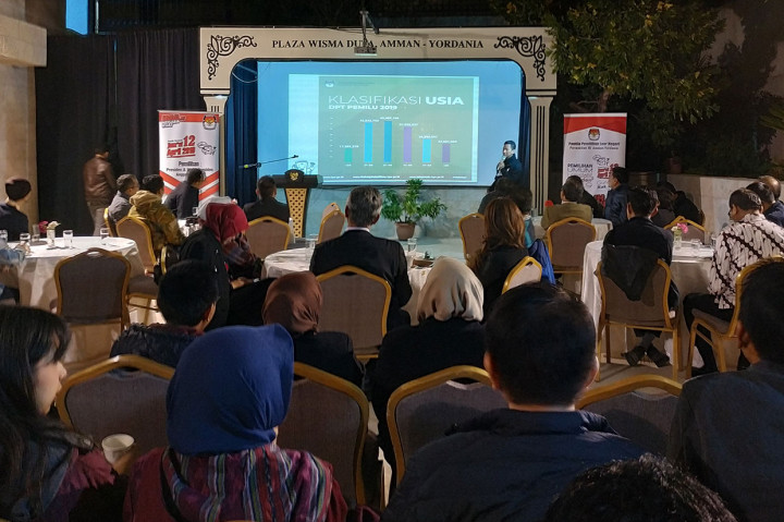 Puluhan WNI yang berada di Yordania mengikuti sosialisasi pelaksanaan Pemilu Serentak 2019 di Amman, Kamis, 28 Maret 2019 waktu setempat.