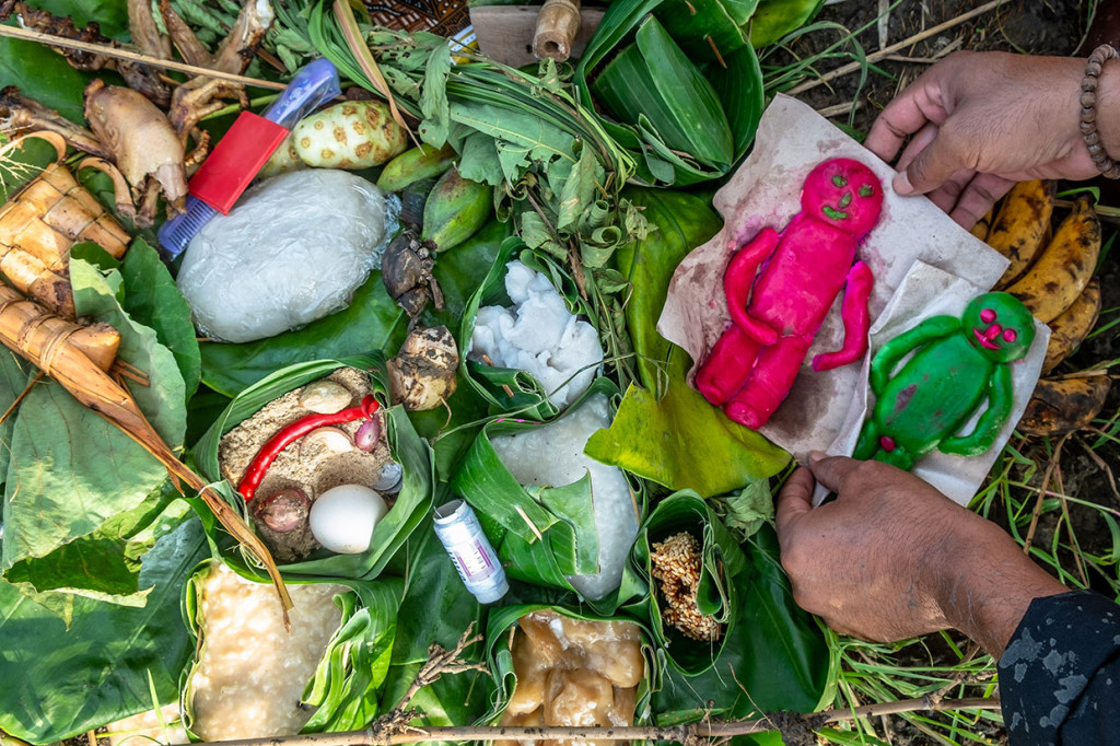 Petani menyiapkan sejumlah sesaji yang dipersembahkan kepala desa dalam tradisi 'Wiwitan Nandur Pari' di lahan pertanian Desa Mijen, Kebonagung, Demak.