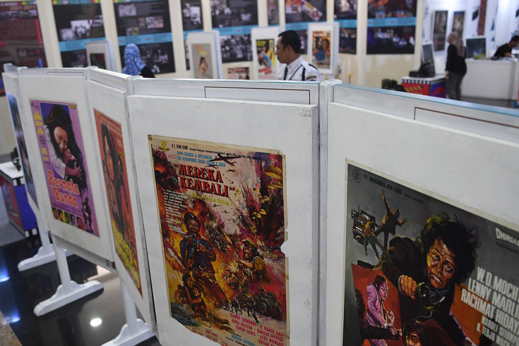 Pengunjung mengamati benda-benda pada pameran sejarah perfilman nasional di Gedung Kemendikbud, Jakarta, Sabtu, 30 Maret 2019.