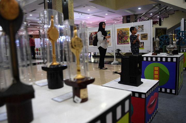Pameran perfilman menampilkan film Indonesia dari masa ke masa, arsip, peralatan perfilman, dan data perfilman.