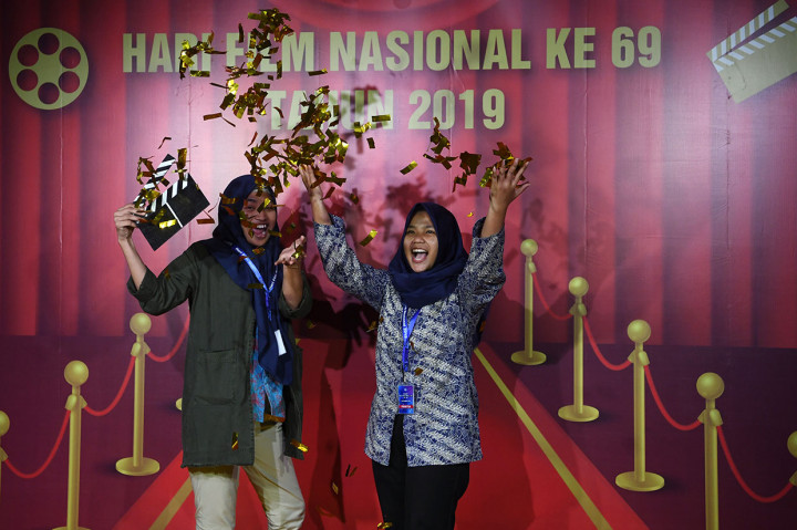 Pengunjung berpose saat mengunjungi pameran perfilman di Gedung Kemendikbud, Jakarta.