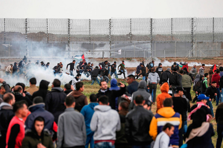 Pasukan Israel menembakkan peluru aktif dan tabung gas air mata ke ratusan warga Palestina yang berkumpul di dekat pagar kawat-duri perbatasan antara Jalur Gaza dan Israel di bagian timur dan utara Jalur Gaza untuk ikut dalam protes Pawai Akbar Kepulangan.