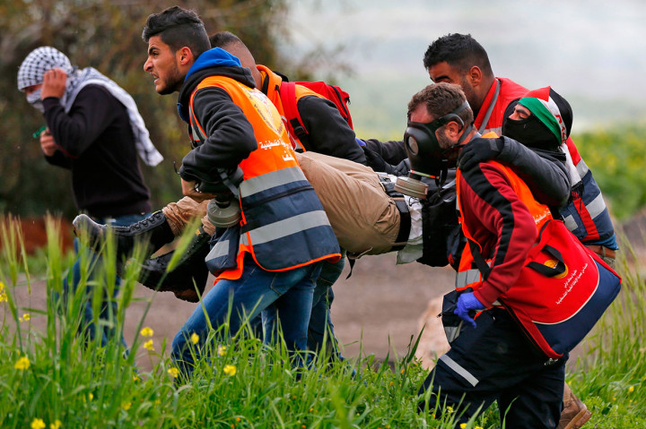 Pasukan Israel menembak dan melukai tak kurang dari 10 orang, termasuk satu orang yang menderita cedera kritiss setelah ditembak dengan peluru aktif oleh pasukan Israel, demikian laporan Kantor Berita Palestina, WAFA. Empat orang yang terluka dibawa ke Rumah Sakit Indonesia di bagian utara Jalur Gaza untuk diberi perawatan medis.