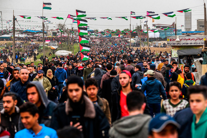 Ratusan warga Palestina turun ke jalan untuk memperingati satu tahun aksi unjuk rasa Pawai Akbar Kepulangan. Demonstran menuntut hak pengungsi Palestina untuk pulang ke rumah mereka di Palestina, tempat mereka diusir pada 1948  untuk memberi jalan bagi berdirinya negara baru Israel.