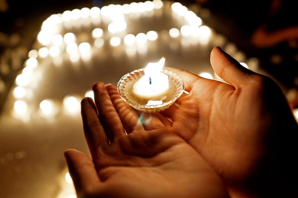 Sejumlah karyawan mematikan lampu dan menyalakan lilin pada peringatan earth hour di halaman Hotel Horison Nayumi, Kota Gorontalo, Gorontalo, Sabtu, 30 Maret 2019. Antara Foto/Adiwinata Solihin