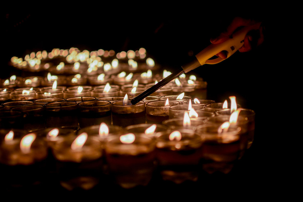 Relawan dari World Wide Fund for Nature (WWF) Indonesia menyalakan lilin saat perayaan Earth Hour di Bandung, Jabar. WWF mencatat sebanyak 30 kota dan kabupaten se-Indonesia melaksanakan pemadaman listrik selama satu jam yang baru pertama kali dilakukan pada tahun ini. Antara Foto/Raisan Al Farisi