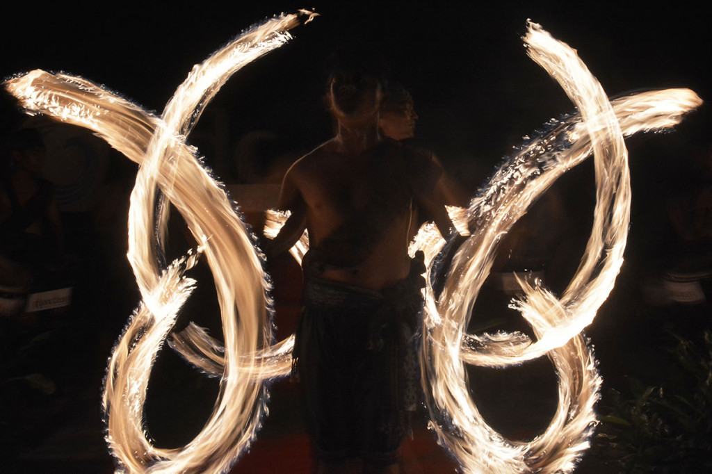 Seniman menampilkan tarian api saat peringatan Earth Hour di Tugu Mandala, Nusa Dua, Bali. Antara Foto/Fikri Yusuf