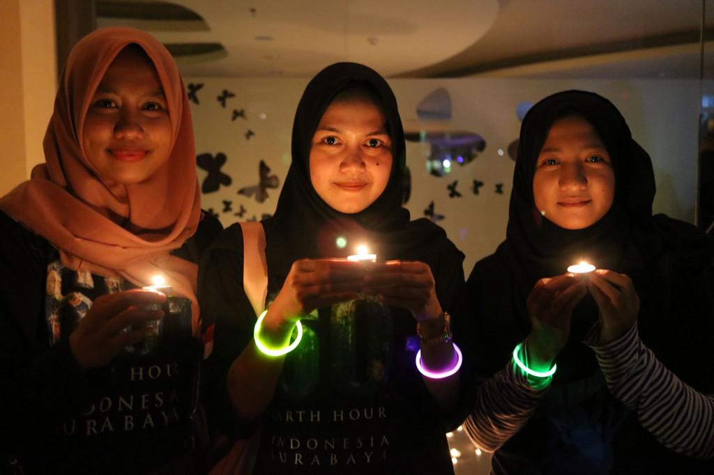 Warga menyalakan lilin di salah satu hotel di Surabaya, Jatim. Antara Foto/Didik Suhartono