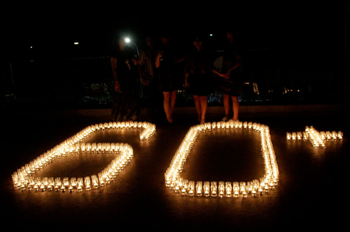 Karyawan menyalakan lilin membentuk angka 60 plus saat peringatan Earth Hour di sebuah hotel di Kupang, NTT. Antara Foto/Kornelis Kaha