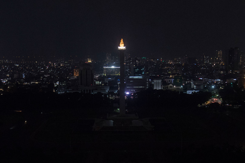 Suasana Monumen Nasional Jakarta yang penerangannya dipadamkan saat berlangsung Earth Hour. Antara Foto/Sigid Kurniawan