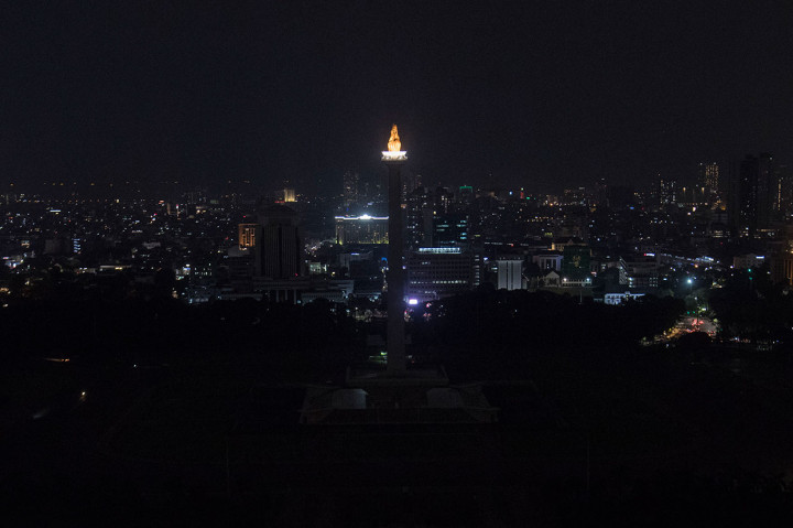 Suasana Monumen Nasional Jakarta yang penerangannya dipadamkan saat berlangsung Earth Hour. Antara Foto/Sigid Kurniawan