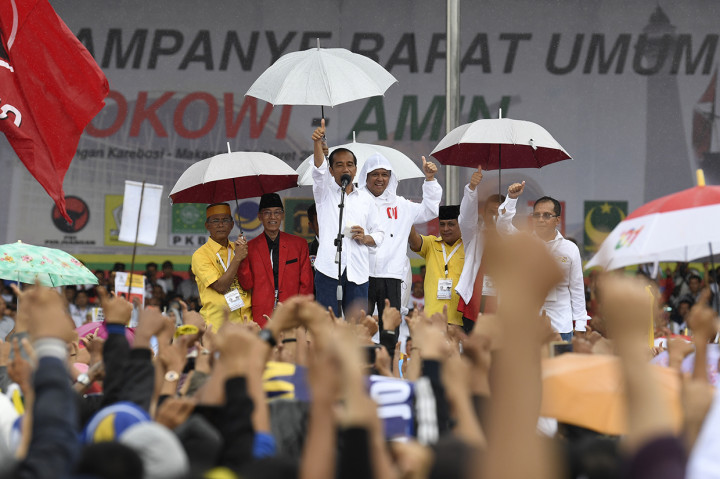 Calon Presiden petahana Joko Widodo (tengah) berorasi dalam kampanye terbuka di Lapangan Karebosi, Makasar, Sulawesi Selatan.