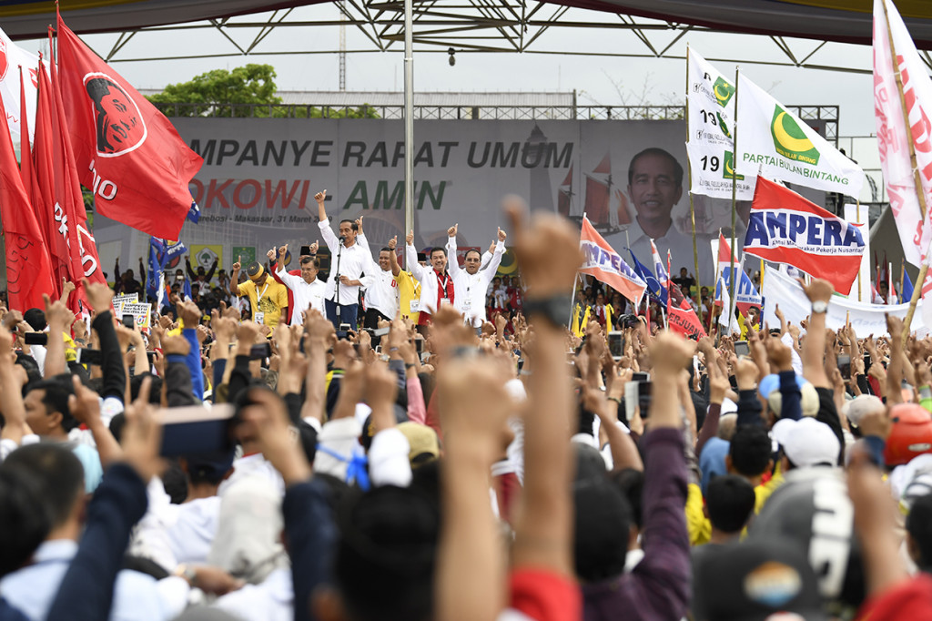 Kampanye Jokowi di Makassar juga dihadiri Ketua Dewan Penasehat Tim Pemenangan Jokowi-Maruf Jusuf Kalla, Gubernur Sulsel Nurdin Abdullah, im Kampanye Nasional, sejumlah tokoh dari Partai Politik Koalisi Pendukung, dan Tim Kampanye Daerah Koalisi Indonesia Kerja.