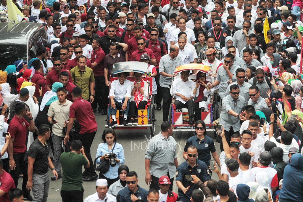 Calon Presiden petahana Joko Widodo (kiri) didampingi Iriana Jokowi (kedua kiri) dan Ketua Dewan Pengarah Tim Pemenangan Jokowi-Maruf Jusuf Kalla (kedua kanan) serta Mufidah Jusuf Kalla menaiki becak saat pawai menuju lokasi kampanye terbuka di Lapangan Karebosi, Makasar, Sulawesi Selatan. MI/Pius Erlangga
