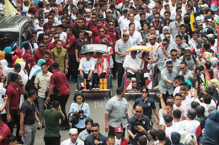 Calon Presiden petahana Joko Widodo (kiri) didampingi Iriana Jokowi (kedua kiri) dan Ketua Dewan Pengarah Tim Pemenangan Jokowi-Maruf Jusuf Kalla (kedua kanan) serta Mufidah Jusuf Kalla menaiki becak saat pawai menuju lokasi kampanye terbuka di Lapangan Karebosi, Makasar, Sulawesi Selatan. MI/Pius Erlangga