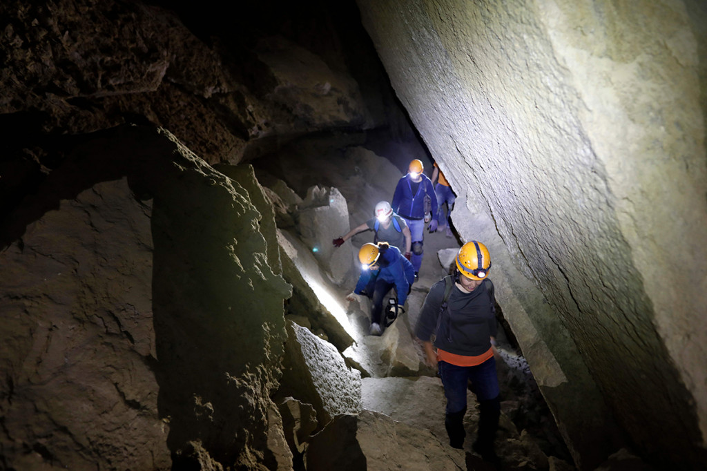 Kondisi medan yang dilalui saat memasuki Gua Malham, yang disebut-sebut sebagai gua garam terpanjang di dunia, di Gunung Sodom dekat Laut Mati, Israel.
