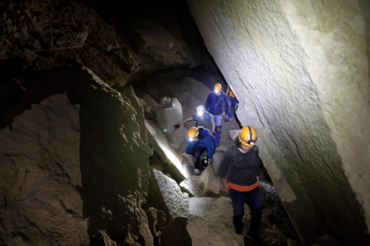Kondisi medan yang dilalui saat memasuki Gua Malham, yang disebut-sebut sebagai gua garam terpanjang di dunia, di Gunung Sodom dekat Laut Mati, Israel.