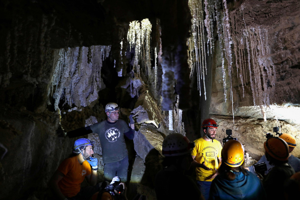 Sejumlah stalaktit garam menggantung di langit-langit Gua Malham, Gunung Sodom dekat Laut Mati, Israel.