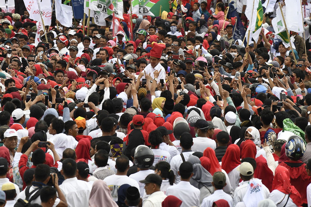 Massa memadati lokasi kampanye terbuka Jokowi di Lapangan Kalegowa, Gowa, Sulawesi Selatan.