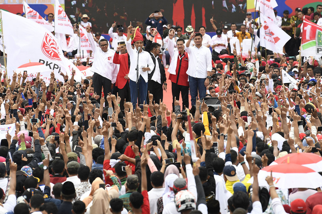 Jokowi menargetkan perolehan suara minimal sebesar 71,4 persen untuk wilayah Sulawesi Selatan pada Pilpres mendatang.